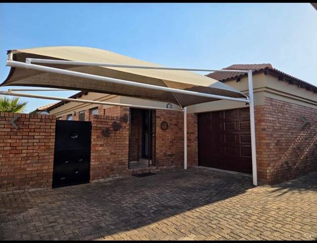 3 BEDROOM TOWNHOUSE FOR SALE IN NEWMARKET